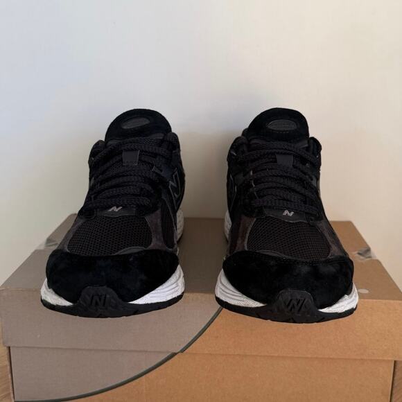 New Balance 2002 R Black/White Men Sneakers- SZ 9.5 D main image 4